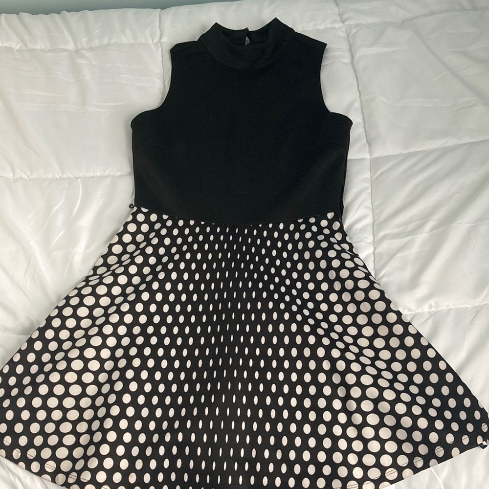 Black sleeveless dress
